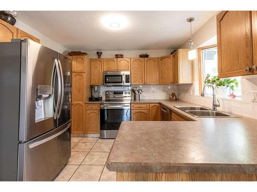 26 Park Meadows Lane Se, Medicine Hat, AB - Indoor Photo Showing Kitchen With Double Sink