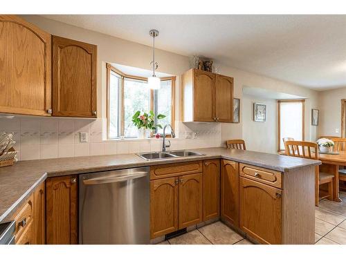 26 Park Meadows Lane Se, Medicine Hat, AB - Indoor Photo Showing Kitchen With Double Sink