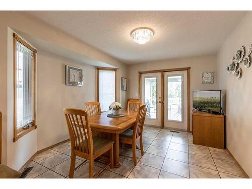 26 Park Meadows Lane Se, Medicine Hat, AB - Indoor Photo Showing Dining Room