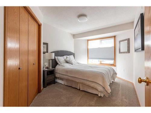 26 Park Meadows Lane Se, Medicine Hat, AB - Indoor Photo Showing Bedroom