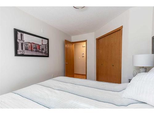 26 Park Meadows Lane Se, Medicine Hat, AB - Indoor Photo Showing Bedroom