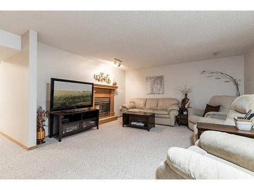 26 Park Meadows Lane Se, Medicine Hat, AB - Indoor Photo Showing Living Room