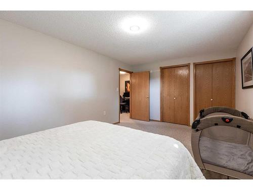 26 Park Meadows Lane Se, Medicine Hat, AB - Indoor Photo Showing Bedroom