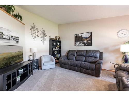 26 Park Meadows Lane Se, Medicine Hat, AB - Indoor Photo Showing Living Room