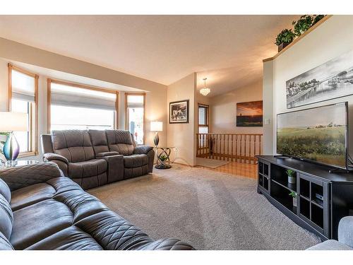 26 Park Meadows Lane Se, Medicine Hat, AB - Indoor Photo Showing Living Room