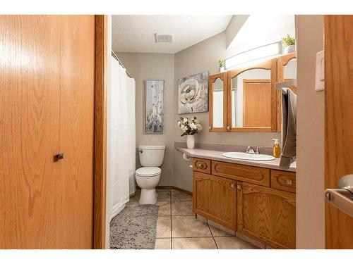 26 Park Meadows Lane Se, Medicine Hat, AB - Indoor Photo Showing Bathroom