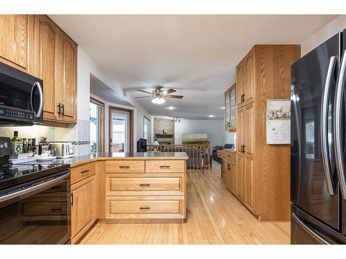 23 Taylor Close Se, Medicine Hat, AB - Indoor Photo Showing Kitchen