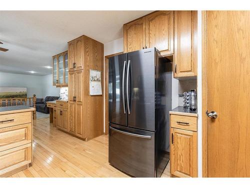 23 Taylor Close Se, Medicine Hat, AB - Indoor Photo Showing Kitchen