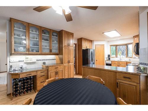 23 Taylor Close Se, Medicine Hat, AB - Indoor Photo Showing Kitchen