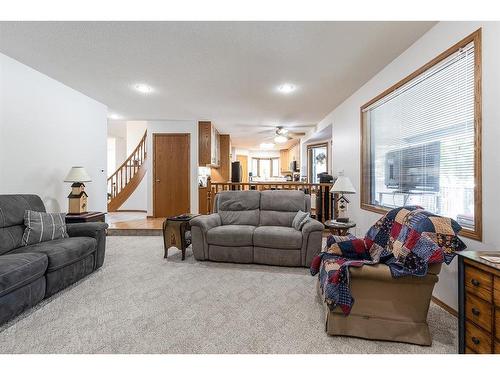 23 Taylor Close Se, Medicine Hat, AB - Indoor Photo Showing Living Room