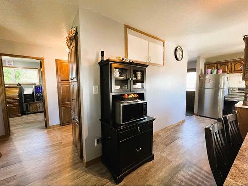 230 8 Avenue East, Bow Island, AB - Indoor Photo Showing Kitchen