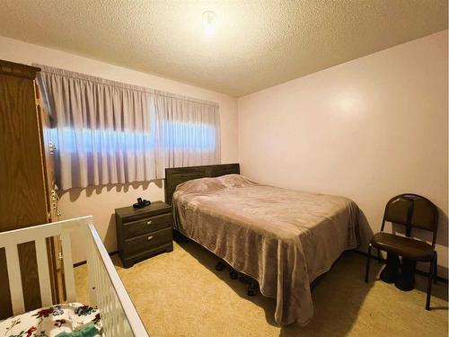 230 8 Avenue East, Bow Island, AB - Indoor Photo Showing Bedroom