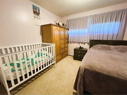 230 8 Avenue East, Bow Island, AB - Indoor Photo Showing Bedroom