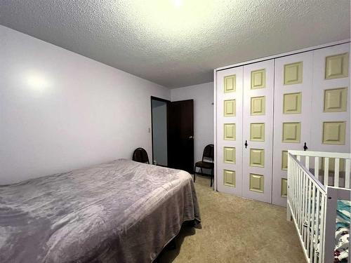 230 8 Avenue East, Bow Island, AB - Indoor Photo Showing Bedroom