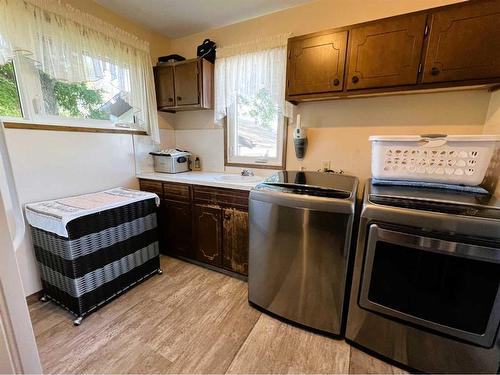 230 8 Avenue East, Bow Island, AB - Indoor Photo Showing Kitchen