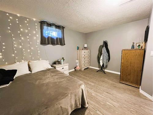 230 8 Avenue East, Bow Island, AB - Indoor Photo Showing Bedroom