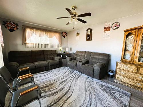 230 8 Avenue East, Bow Island, AB - Indoor Photo Showing Living Room