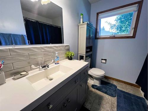 230 8 Avenue East, Bow Island, AB - Indoor Photo Showing Bathroom