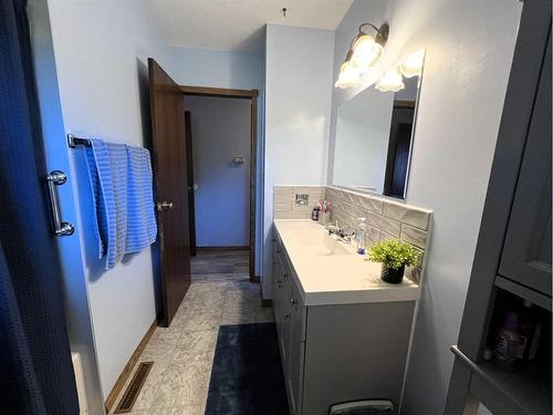 230 8 Avenue East, Bow Island, AB - Indoor Photo Showing Bathroom