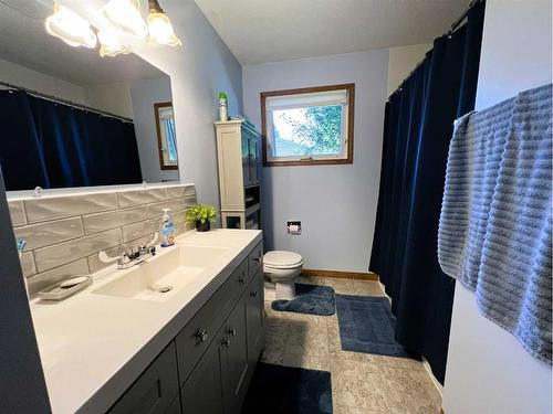 230 8 Avenue East, Bow Island, AB - Indoor Photo Showing Bathroom