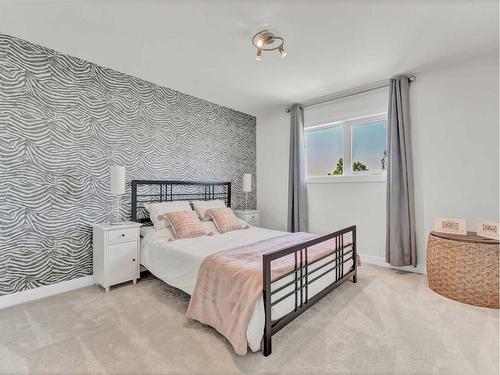 90 Taylor Crescent Se, Medicine Hat, AB - Indoor Photo Showing Bedroom