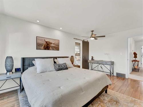 90 Taylor Crescent Se, Medicine Hat, AB - Indoor Photo Showing Bedroom