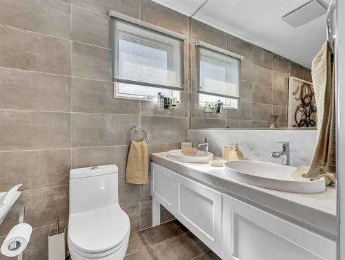 90 Taylor Crescent Se, Medicine Hat, AB - Indoor Photo Showing Bathroom