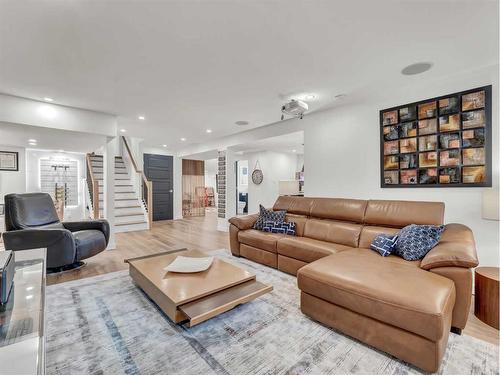 90 Taylor Crescent Se, Medicine Hat, AB - Indoor Photo Showing Living Room