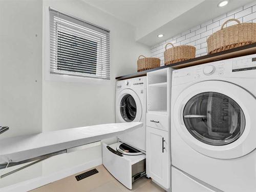 90 Taylor Crescent Se, Medicine Hat, AB - Indoor Photo Showing Laundry Room