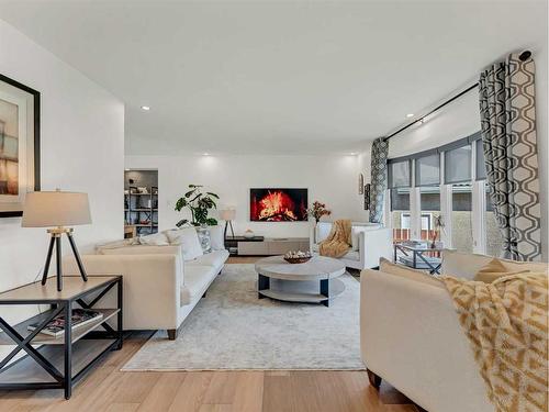 90 Taylor Crescent Se, Medicine Hat, AB - Indoor Photo Showing Living Room