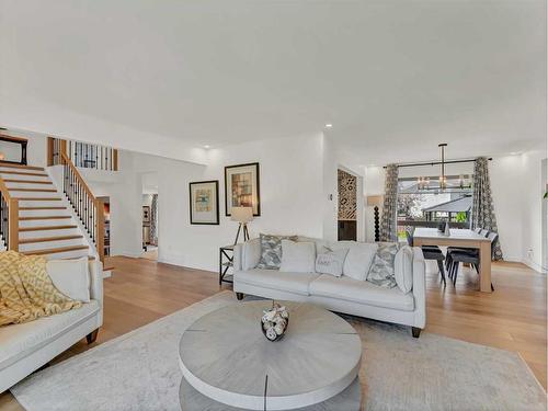 90 Taylor Crescent Se, Medicine Hat, AB - Indoor Photo Showing Living Room