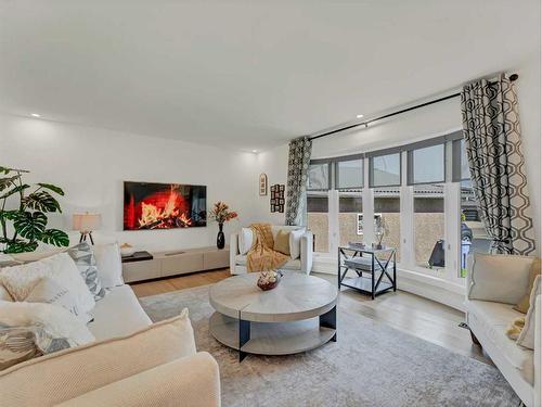 90 Taylor Crescent Se, Medicine Hat, AB - Indoor Photo Showing Living Room