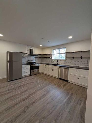 230 3 Street Se, Medicine Hat, AB - Indoor Photo Showing Kitchen