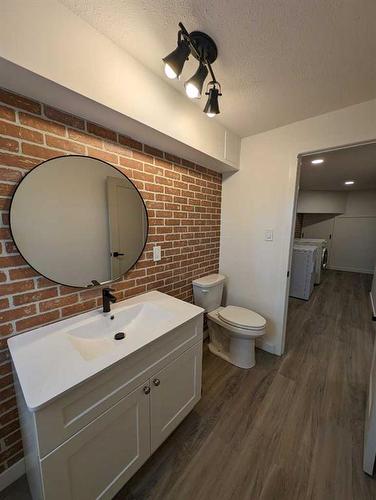 230 3 Street Se, Medicine Hat, AB - Indoor Photo Showing Bathroom