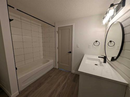 230 3 Street Se, Medicine Hat, AB - Indoor Photo Showing Bathroom