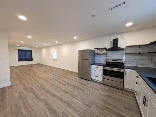 230 3 Street Se, Medicine Hat, AB - Indoor Photo Showing Kitchen