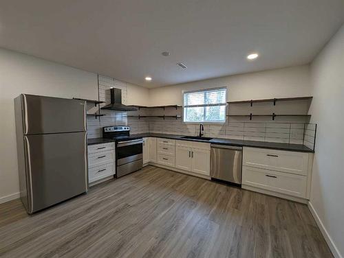 230 3 Street Se, Medicine Hat, AB - Indoor Photo Showing Kitchen