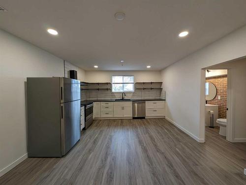 230 3 Street Se, Medicine Hat, AB - Indoor Photo Showing Kitchen