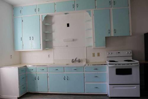 137 8 Avenue West, Bow Island, AB - Indoor Photo Showing Kitchen