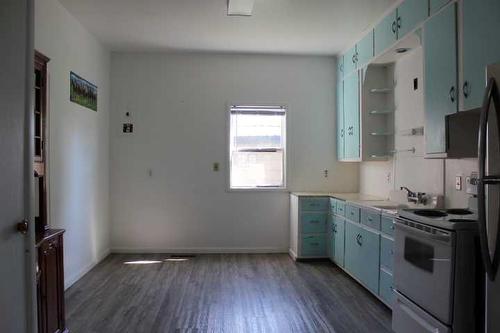 137 8 Avenue West, Bow Island, AB - Indoor Photo Showing Kitchen