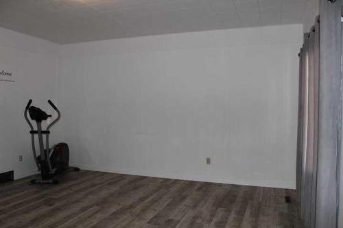 137 8 Avenue West, Bow Island, AB - Indoor Photo Showing Other Room