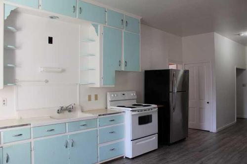 137 8 Avenue West, Bow Island, AB - Indoor Photo Showing Kitchen