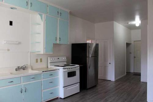 137 8 Avenue West, Bow Island, AB - Indoor Photo Showing Kitchen