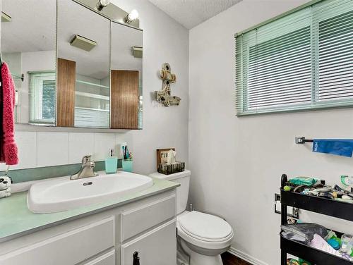 219 Ross Glen Drive Se, Medicine Hat, AB - Indoor Photo Showing Bathroom