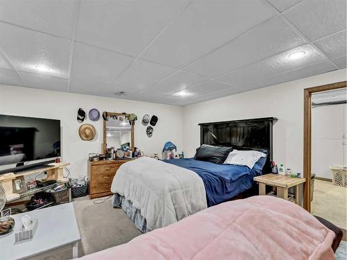 219 Ross Glen Drive Se, Medicine Hat, AB - Indoor Photo Showing Bedroom