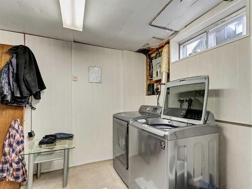 219 Ross Glen Drive Se, Medicine Hat, AB - Indoor Photo Showing Laundry Room