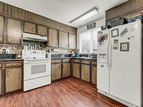 219 Ross Glen Drive Se, Medicine Hat, AB - Indoor Photo Showing Kitchen