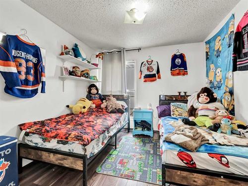 219 Ross Glen Drive Se, Medicine Hat, AB - Indoor Photo Showing Bedroom