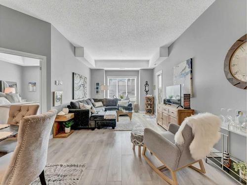 105-194 Sunrise Circle Sw, Medicine Hat, AB - Indoor Photo Showing Living Room