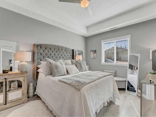 105-194 Sunrise Circle Sw, Medicine Hat, AB - Indoor Photo Showing Bedroom